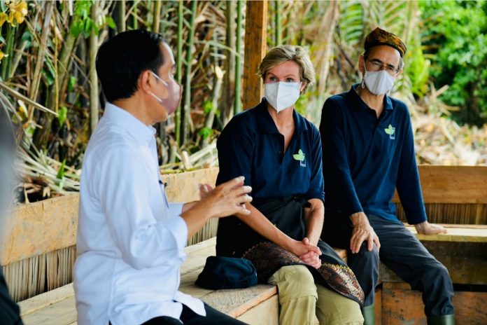 FOTO: Presiden Joko Widodo dan para Dubes negara sahabat berbincang di sebuah saung kayu, usai menanam mangrove, di Tana Tidung, Kaltara, Selasa (19/10/2021). (Foto: BPMI Setpres/Laily Rachev)