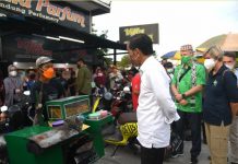 Presiden Jokowi Kembali Berikan Bantuan Modal Bagi Pedagang PKL di Kota Tarakan FOTO: Presiden Jokowi saat menemui salah pedagang PKL di di Kota Tarakan, Provinsi Kalimantan Utara, Selasa, 19 Oktober 2021.