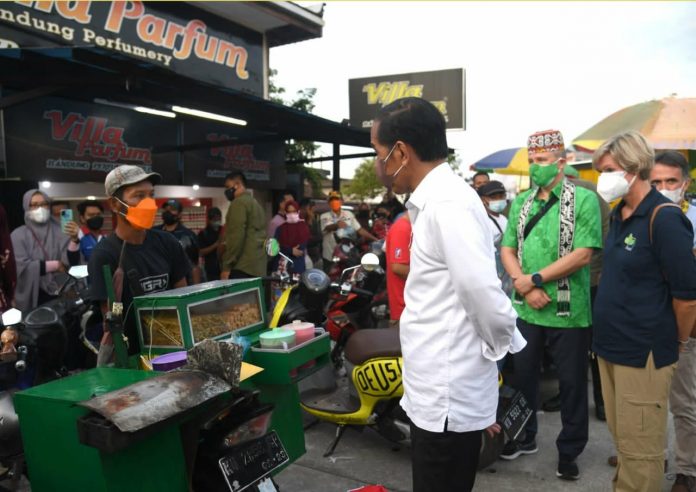 FOTO: Presiden Jokowi saat menemui salah pedagang PKL di di Kota Tarakan, Provinsi Kalimantan Utara, Selasa, 19 Oktober 2021.