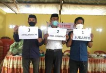Usai Pengambilan Nomor Urut Pilkades, Cakades Sudarto Siapkan Program Unggulan FOTO: Sudarto, S.Pd paling (Kanan) saat pengambilan nomor urut calon kepala desa Pasaka periode 2021-2027 berlangsung di Gedung Serbaguna Desa Pasaka, Kecamatan Kahu, Kabupaten Bone, Provinsi Sulawesi Selatan.