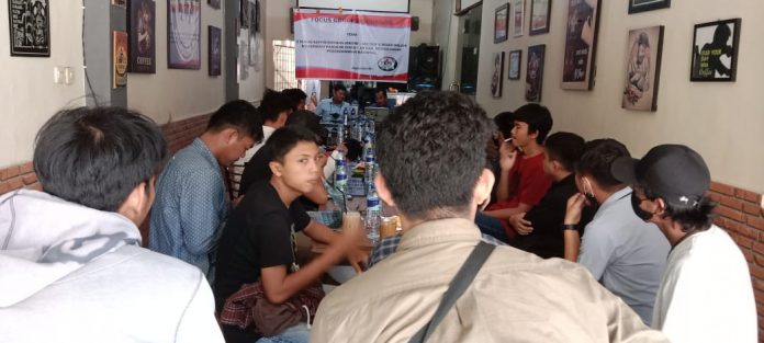 FOTO: Kegiatan diskusi publik oleh lembaga Focus Group Discussion (FGD) Dua Tahun Kepemimpinan Jokowi- Ma'ruf Amin, bertempat di Warkop Kongkow Jl. Sultan Alauddin kota Makassar. Rabu, (20/10/2021)