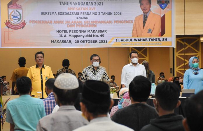 FOTO: Anggota DPRD Kota Makassar, Abd Wahab dan Pejabat Pemkot Makassar dari Dinas Sosial, Dinas Perhubungan dan Satpol PP, saat melakukan sosialisasi peraturan daerah (perda) nomor 2 tahun 2008, tentang Pembinaan Anak Jalanan, Gelandangan Pengemis dan Pengamen di Kota Makassar, di Hotel Pessona, Rabu (22/10)