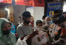 KBPP Polri Kerjasama Polsek Mamajang Gelar Kegiatan Vaksinasi COVID-19 dan Bagi Sembako di Malam Hari FOTO: Kapolsek Mamajang AKP Mariana Taruk Rante, SE,.S.IK,.MH. saat memberikan bantuan Sembako kepada warga usai kegiatan vaksinasi. Rabu malam, (20/10).