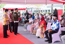 Capaian Masih Sangat Rendah, Presiden Minta Vaksinasi di Kalsel Dipercepat FOTO: Joko Widodo saat meninjau vaksinasi COVID-19 yng digelar di halaman RSUD Dr. H. Moch. Ansari Saleh, Kota Banjarmasin, Kalsel, Kamis (21/10/2021). (Foto: BPMI Setpres/Muchlis Jr)
