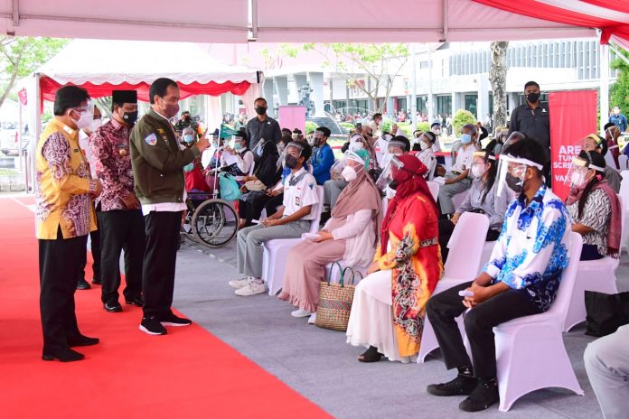 FOTO: Joko Widodo saat meninjau vaksinasi COVID-19 yng digelar di halaman RSUD Dr. H. Moch. Ansari Saleh, Kota Banjarmasin, Kalsel, Kamis (21/10/2021). (Foto: BPMI Setpres/Muchlis Jr)