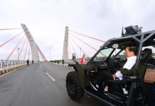 Presiden Jokowi Kembali Gunakan Rantis Saat Melintasi Jembatan Sei Alalak di Banjarmasin FOTO: Presiden Joko Widodo melintasi Jembatan Sei Alalak dengan menaiki kendaraan taktis (rantis), Kamis (21/10/2021), di Banjarmasin, Kalsel. (Foto: BPMI Setpres/Muchlis Jr)