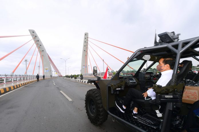 FOTO: Presiden Joko Widodo melintasi Jembatan Sei Alalak dengan menaiki kendaraan taktis (rantis), Kamis (21/10/2021), di Banjarmasin, Kalsel. (Foto: BPMI Setpres/Muchlis Jr)