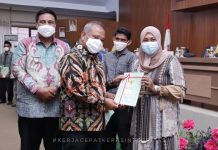 Kepala Kantor Wilayah ATR/ BPN Sulsel Bagikan Sertifikat Tanah Di Kabupaten Maros