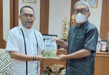 Plt Kadisdik Sulsel, Imran Jauzi, Apresiasi Wakaf Buku Amir Uskara, Ayo Membangun Desa FOTO: Plt.Kadisdik Provinsi Sulsel H.Imran Jauzi menerima Buku karya Dr.H.M.Amir Uskara, M.Kes. Dari Jubir TPLD Sulsel Bachtiar Adnan Kusuma