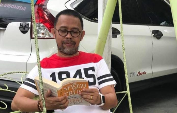 FOTO: Bachtiar Adnan Kusuma, tokoh Penerima Nugra Jasadharma Pustaloka Perpustakaan Nasional Republik Indonesia sekaligus Penggagas Perpustakaan Lorong Kota Makassar pada Minggu 24 Oktober 2021.
