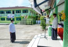Bupati Bulukumba Inspektur Upacara Hari Santri Nasional FOTO: Bupati Muchtar Ali Yusuf saat menjadi Inspektur upacara hari Santri Nasional. Jumat, (22/10)