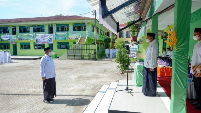 FOTO: Bupati Muchtar Ali Yusuf saat menjadi Inspektur upacara hari Santri Nasional. Jumat, (22/10)