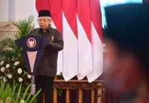 Wapres Dorong Pelibatan Santri dalam Pembangunan Ekonomi dan Keuangan Syariah FOTO: Wapres Ma’ruf Amin saat memberikan sambutan pada Peringatan Hari Santri Nasional Tahun 2021 dan Peluncuran Logo Baru MES, Jumat (22/10/2021), di Istana Negara, Jakarta. (Foto: BPMI Setpres/Rusman)