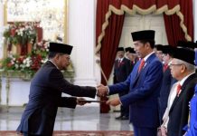 2 Tahun Mendampingi Presiden Jokowi, Ini Pesan SYL di Medsos FOTO: Paling Kiri, Dr. H. Syahrul Yasin Limpo, S.H., M.Si., M.H. adalah Menteri Pertanian Indonesia ke-28 yang menjabat sejak tanggal 23 Oktober 2019 di Kabinet Indonesia Maju Periode 2019-2024.