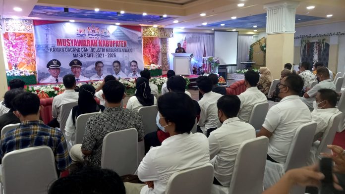 FOTO: Musyawarah Kamar Dagang dan Industri (KADIN) Kabupaten Wajo Masa Bakti 2021 - 2021 Resmi dibuka oleh Bupati Wajo, Amram Mahmud, juga turut dihadiri Wakil Bupati Wajo, Amran SE, berlangsung di Mall Sallo, Minggu (24/10/2021).