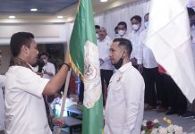 Dilantik Iwan Aras, Darmawan Sanusi Resmi Pimpin Kadin Wajo FOTO: Kanan Darmawan Sanusi, saat menerima pataka Kadin Wajo, dari Andi Iwan Aras, Ketua Kadin Sulawesi Selatan. Berlangsung di Mall Sallo, Minggu malam (24/10/2021).