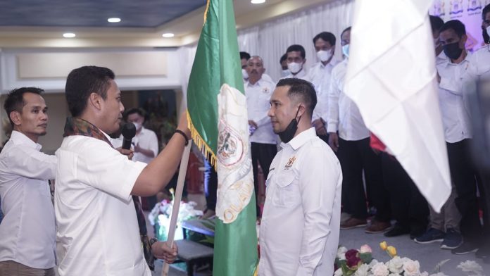 FOTO: Kanan Darmawan Sanusi, saat menerima pataka Kadin Wajo, dari Andi Iwan Aras, Ketua Kadin Sulawesi Selatan. Berlangsung di Mall Sallo, Minggu malam (24/10/2021).