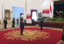 Ivan Yustiavananda Gantikan Posisi Dian Ediana Rae sebagai Kepala PPATK FOTO: Presiden Joko Widodo menyaksikan pengucapan sumpah jabatan Ivan Yustiavananda sebagai Kepala PPATK Masa Jabatan 2021-2026, Senin (25/102021) pagi, di Istana Negara, Jakarta. (Sumber: Tangkapan Layar YouTube Sekretariat Presiden)