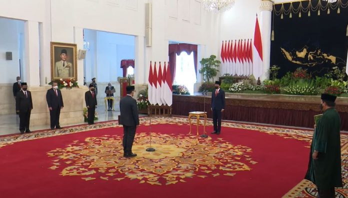 FOTO: Presiden Joko Widodo menyaksikan pengucapan sumpah jabatan Ivan Yustiavananda sebagai Kepala PPATK Masa Jabatan 2021-2026, Senin (25/102021) pagi, di Istana Negara, Jakarta. (Sumber: Tangkapan Layar YouTube Sekretariat Presiden)