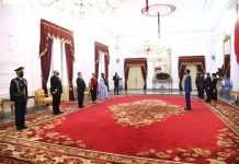 Di Istana Merdeka, Presiden Jokowi Terima Surat Kepercayaan Sembilan Dubes Negara Sahabat FOTO: Presiden Joko Widodo saat menerima surat kepercayaan dari empat dubes negara sahabat, di Ruang Kredensial, Istana Merdeka, Jakarta, pada September lalu. (Foto: BPMI Setpres/Lukas)