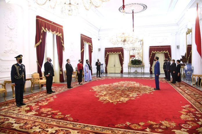 FOTO: Presiden Joko Widodo saat menerima surat kepercayaan dari empat dubes negara sahabat, di Ruang Kredensial, Istana Merdeka, Jakarta, pada September lalu. (Foto: BPMI Setpres/Lukas)