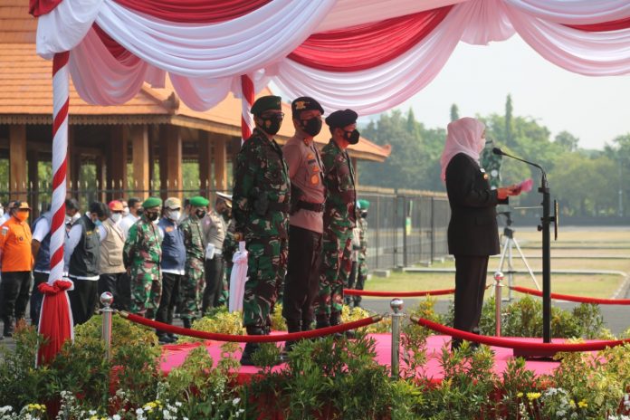 FOTO: Gubernur Jawa Timur Ibu Khofifah Indar Parawansa di dampingi Pangdam V Brawijaya Mayjend TNI Suharyanto, Kapolda Jatim Irjen Pol Nico Afinta serta Kepala Staf Koarmada II Laksma TNI Rachmad Jayadi, M.Tr. (Han) Apel Kontijensi Penanggulangan Bencana di Jawa Timur Tahun 2021. Surabaya, Senin,  25 Oktober 2021.