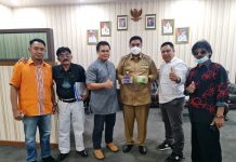 Bupati Maros Terima Tim Rider “Paten” FOTO: Bupati Maros H.A.S.Chaidir Syam, SIP, MH ketika menerima Tim Rider pupuk Paten Erwin Nurdin Wawan Tanang, Ato Alamsyah Sitaba dan Andi Pasamangi Wawo di ruang kerjanya. Senin, (25/10/2021)