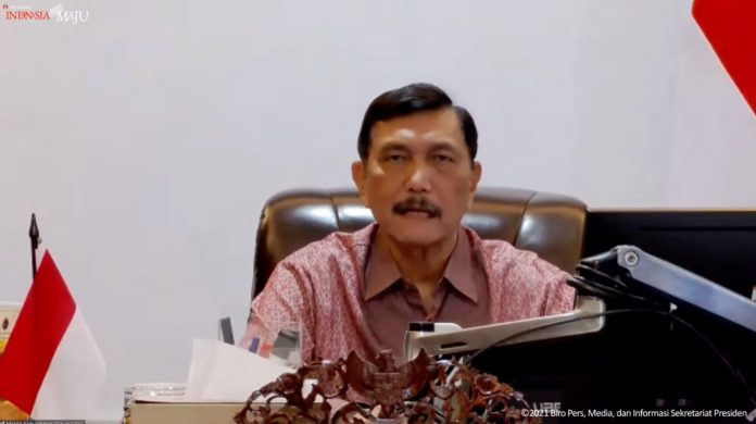 FOTO: Menko Marves Luhut Binsar Pandjaitan dalam keterangan pers usai Ratas mengenai Evaluasi PPKM, Senin (25/10/2021) sore. (Sumber: Tangkapan Layar YouTube Sekretariat Presiden)