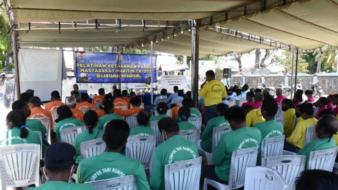 FOTO: Dispotmar Lantamal VII menggelar pelatihan Ketahanan Pangan Masyarakat Maritim tahun 2021 bertempat di Kampung Bahari Nusantara Lantamal VII Kupang, desa Tablolong, kec. Kupang Barat, NTT, Selasa (26/10).