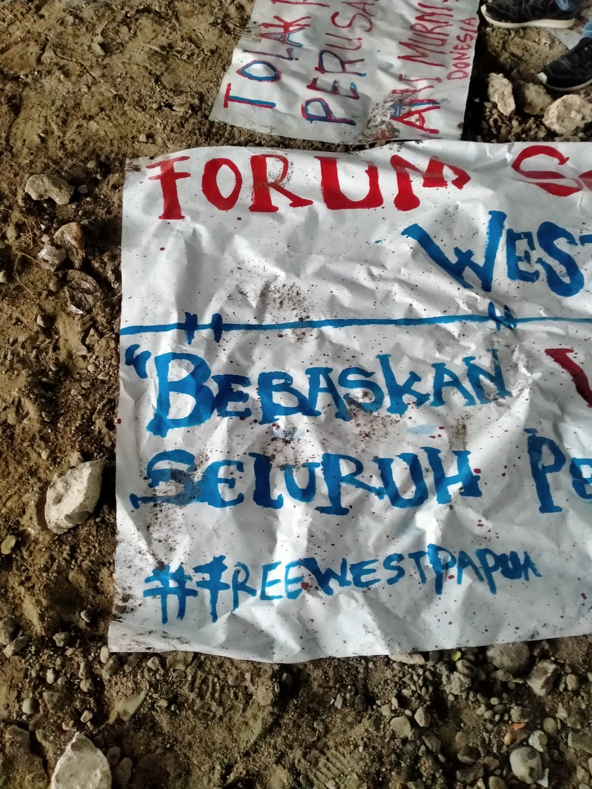 FOTO: Spanduk yang dibawa oleh forum solidaritas west Papua. Selasa, (26/10/2021)
