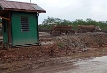 Warga Tolak Keinginan PT. KPC untuk Mengalihkan Jalan Utama Masyarakat Desa Keraitan FOTO: Akses jalan utama warga Desa Keraitan yang bakal dialihkan oleh pihak PT. Kaltim Prima Coal (KPC).