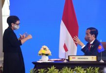 Presiden Jokowi Dorong Kemitraan yang Saling Menghormati di KTT ASEAN-RRT FOTO: Presiden Joko Widodo berbincang dengan Menlu Retno LP Marsudi di sela rangkaian KTT ASEAN, Selasa (26/10/2021), di Istana Kepresidenan Bogor, Jabar. (Foto: BPMI Setpres/Lukas)