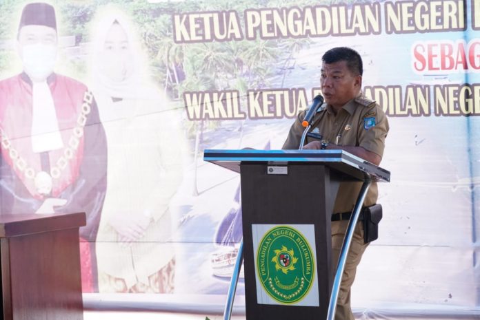 FOTO: Bupati Bulukumba H. A. Muchtar Ali Yusuf, saat menyampaikan apresiasi atas dedikasi dan pengabdian Khoiruman Pandu saat menjabat sebagai Ketua PN Bulukumba. Selasa, (26/10)