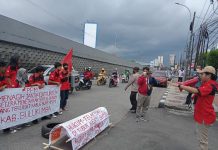 Baru Satu Tersangka, PPM Kembali Demo Kejati Sulsel Dugaan Korupsi Rp 49 milyar di PSDA Bulukumba FOTO: Aksi perhimpunan pergerakan mahasiswa terkait dugaan gratifikasi di yang diduga melibatkan mantan Bupati Bulukumba Andi Sukri Sappewali. Rabu, (27/10)