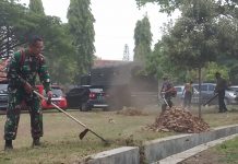 Rabo Resik, AAL Kerahkan Personel Sikat Rumput dan Bersihkan Saluran Air Jelang Penghujan Tiba FOTO: Kegiatsn Rabo Resik, AAL Kerahkan Personel Sikat Rumput dan Bersihkan Saluran Air Jelang Penghujan Tiba, Bumimoro,(27/10).