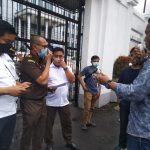 BMKI Beri Waktu Tiga Kali 24 Jam Kepada Pemprov dan Kejati Sulsel FOTO: Barisan Muda Kesehatan Indonesia (BMKI) melakukan unjuk rasa di depan kantor Gubernur Sulawesi Selatan dan depan Kantor Kejaksaan Tinggi Sulawesi Bodyguard, Rabu, (27/10/2021).