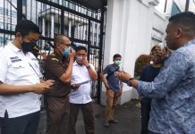 BMKI Beri Waktu Tiga Kali 24 Jam Kepada Pemprov dan Kejati Sulsel FOTO: Barisan Muda Kesehatan Indonesia (BMKI) melakukan unjuk rasa di depan kantor Gubernur Sulawesi Selatan dan depan Kantor Kejaksaan Tinggi Sulawesi Bodyguard, Rabu, (27/10/2021).