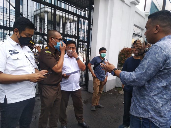 FOTO: Barisan Muda Kesehatan Indonesia (BMKI) melakukan unjuk rasa di depan kantor Gubernur Sulawesi Selatan dan depan Kantor Kejaksaan Tinggi Sulawesi Bodyguard, Rabu, (27/10/2021).