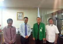 WR 3 UNM Menerima Silaturahim WR 3 IAIN Palopo FOTO: Kedua dari kiri Prof. Dr. Sukardi Weda, Wakil Rektor bidang Kemahasiswaan dan Alumni Universitas Negeri Makassar (UNM) dan Jas hijau WR 3 IAIN Palopo di Ruang WR 3 UNM, lt. 6 Gedung Menara Pinisi UNM pada Selasa, (26/10/2021)