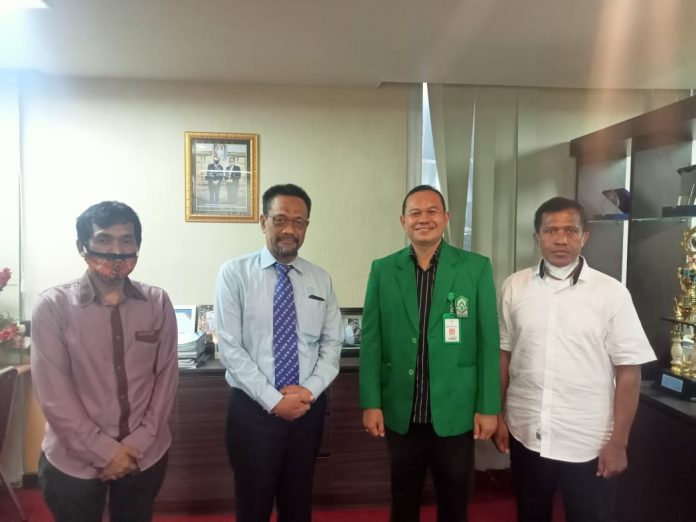 FOTO: Kedua dari kiri Prof. Dr. Sukardi Weda, Wakil Rektor bidang Kemahasiswaan dan Alumni Universitas Negeri Makassar (UNM) dan Jas hijau WR 3 IAIN Palopo di Ruang WR 3 UNM, lt. 6 Gedung Menara Pinisi UNM pada Selasa, (26/10/2021)