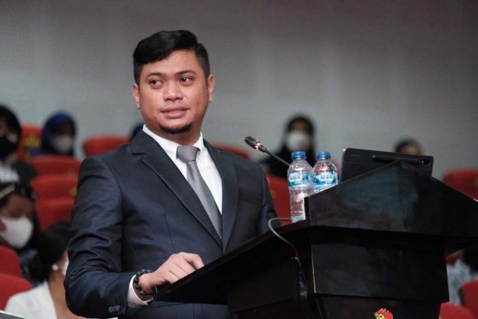 FOTO: Bupati Gowa Adnan Puritcha Ichsan saat mengikuti ujian promosi doktor berlangsung di Baruga Prof DR H Baharuddin Lopa S.H Fakultas Hukum Unhas, di Jl Perintis Kemerdekaan, Kecamatan Tamalanrea, Makassar, Kamis (28/10/2021) pagi.