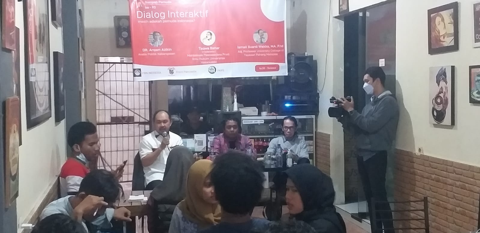 FOTO: Dialog interaktif digelar forum bela negara (FBN) Indonesia berlangsung di warkop Kongkouw Jl. Sultan Alauddin dihadiri berbagai perwakilan lintas kampus di kota Makassar. Kamis, (28/10)