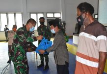 Pembagian Sembako Puncak Penutupan Komsosmar Lantamal XI Tahun 2021 FOTO: Aspotmar Danlantamal XI Kolonel Laut (P) Didik Kusyanto, M.Tr.Hanla bersama Paban IV Spotmaral Kolonel Laut (P) Iwan Kusyanto, SE memberikan bantuan sosial kepada Masyarakat Kota Merauke bertempat di Gedung Balai Prajurit (Bapra) Frans Kaisepo Mako Lantamal XI pada hari Kamis 28 Oktober 2021,