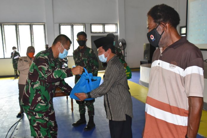 FOTO: Aspotmar Danlantamal XI Kolonel Laut (P) Didik Kusyanto, M.Tr.Hanla bersama Paban IV Spotmaral Kolonel Laut (P) Iwan Kusyanto, SE memberikan bantuan sosial kepada Masyarakat Kota Merauke bertempat di Gedung Balai Prajurit (Bapra) Frans Kaisepo Mako Lantamal XI pada hari Kamis 28 Oktober 2021,