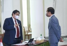 Presiden Sampaikan Tiga Upaya Pemulihan Ekonomi pada KTT ke-13 IMT-GT FOTO: Presiden Jokowi berdialog dengan Menko Perekonomian Airlangga Hartarto pada KTT ke-13 IMT-GT , secara virtual dari Istana Kepresidenan Bogor, Jabar, Kamis (28/10/2021). (Foto: BPMI Setpres/Rusman)