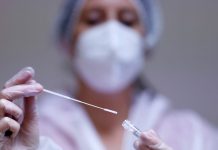 Kemenkeu: Pemda Diwajibkan Menyediakan Dukungan Pendanaan Penanganan COVID-19 Senilai 8 Persen FOTO: Ilustrasi Tenaga Kesehatan (Nakes) dalam penanganan pasien COVID-19