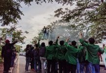 Momentum 93 Tahun Sumpah Pemuda, Aliansi 040 Hukum UMI: Matinya Supremasi Hukum di Era Jokowi-Ma’ruf FOTO: Aliansi 040 Hukum UMI melakukan aksi unjuk rasa dalam momentum hari sumpah pemuda di depan kampus dan depan gedung rektorat UMI, Kamis, (28/10/2021).