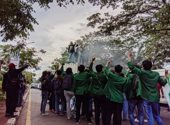 FOTO: Aliansi 040 Hukum UMI melakukan aksi unjuk rasa dalam momentum hari sumpah pemuda di depan kampus dan depan gedung rektorat UMI, Kamis, (28/10/2021).