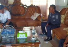 Nelayan Keluhkan Soal SPB, Bupati Bulukumba Hubungi Kadis Perikanan dan Kelautan Sulsel FOTO: Bupati Andi Uta paling kiri saat menghubungi Kadis Perikanan dan Kelautan Sulsel saat menerima M. Junaidi, Kepala unit penyelenggara pelabuhan kelas II Bulukumba (Tengah) dan Kabid pengembangan dan keselamatan, Dinas perhubungan Pemkab Bulukumba Idham Khalid Daeng Patunru paling kanan. Kamis, (28/10)