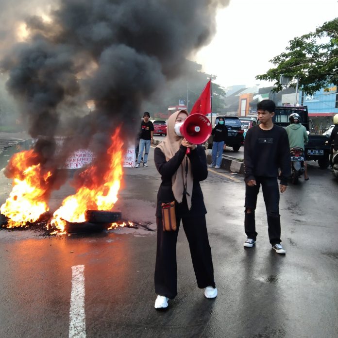 FOTO: Haerani Arifin kader Perhimpunan Pergerakan Mahasiswa (PPM) saat melakukan orasi nya di Makassar dalam rangka memperingati hari sumpah pemuda ke 93 tahun. Kamis, (28/10)